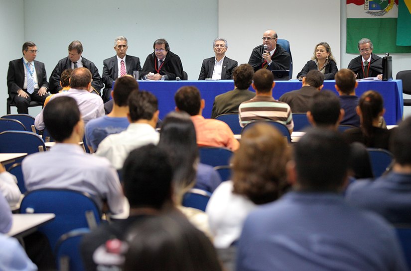 IMA leva exposição, planta árvores e entrega licença no Governo Presente