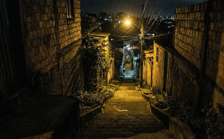 Homem é baleado várias vezes ao tentar fugir de grupo armado na Grota do Grutão, em Maceió