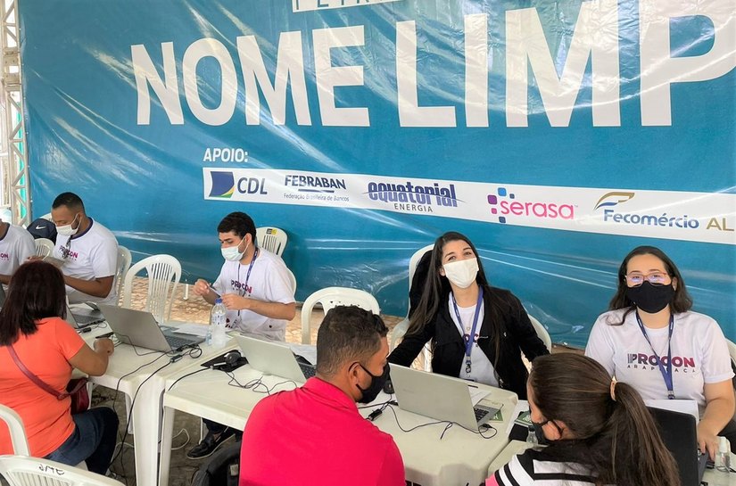 Procon Arapiraca ajuda consumidores no Feirão do Nome Limpo