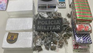 Polícia apreende 4 kg de cocaína, 115 invólucros e 2 kg e 700 gramas de maconha / Foto: Foto: SSP