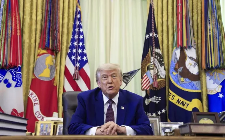 Câmara dos EUA aprova projeto para limitar poderes de Trump sobre guerra