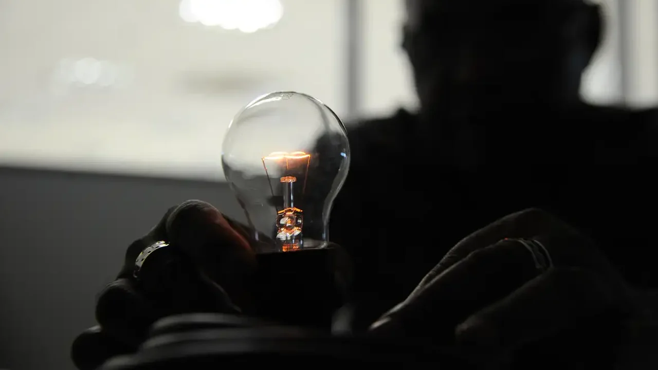 Consumo de energia de residências sobe 5,9% em julho, diz EPE; indústria e comércio retraem