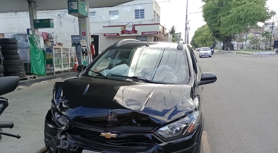 Carro sofre colisão e bate contra bomba de combustível em Aracaju