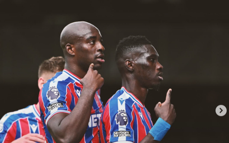 Torcedores do Palace exibem faixa de Textor vestido de palhaço em jogo tenso contra o Forest