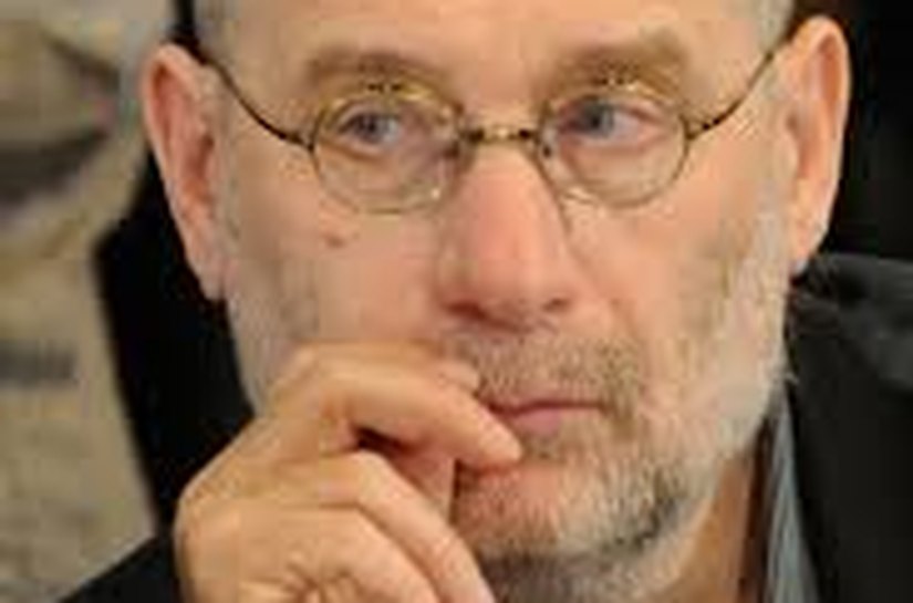 Rússia condena à revelia o escritor exilado Boris Akunin