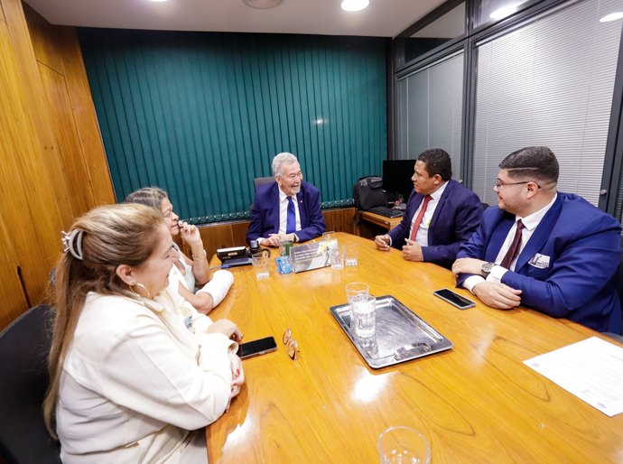 Prefeita Tia Júlia solicita novos recursos para Saúde e Agricultura em reunião com deputado federal Paulão
