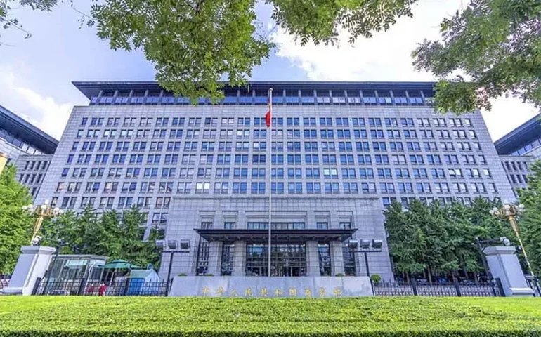 China acusa Canadá de protecionismo diante da imposição de tarifas sobre veículos elétricos