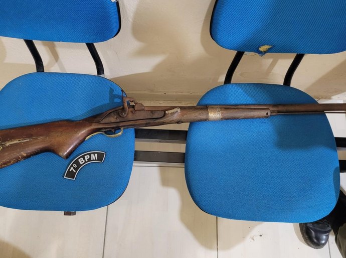PM cumpre mandados de prisão e apreende arma de fogo em ações no Sertão de Alagoas