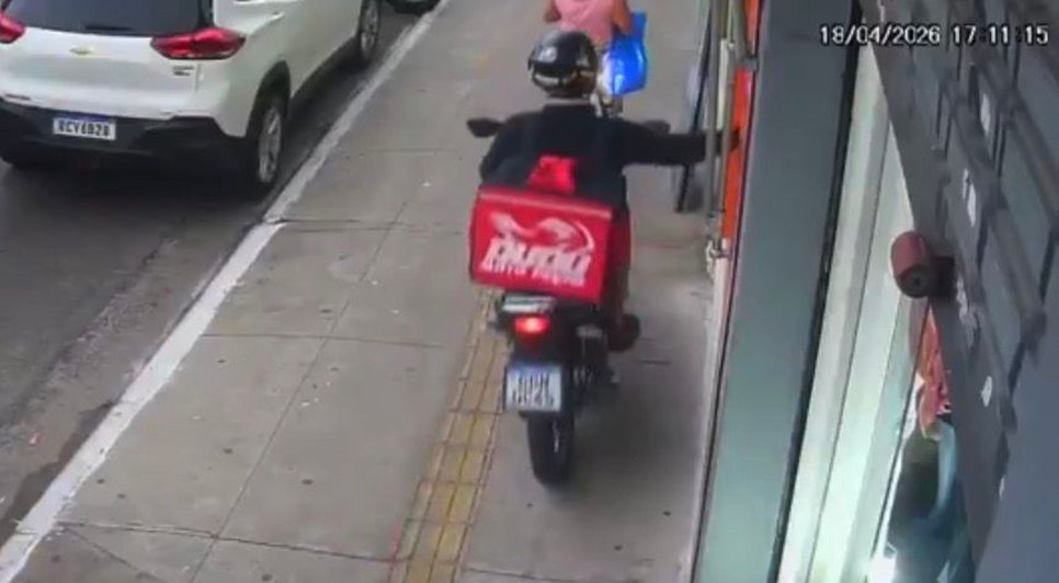 Criminoso arranca celular da mulher em segundos