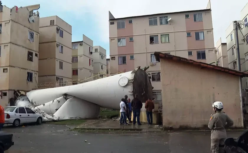 Caixa d'água tomba sobre conjunto habitacional no Rio e fere mulher