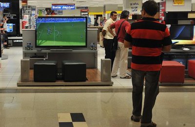 Intenção de consumo das famílias cresce 4,2% de janeiro para fevereiro