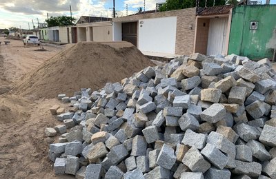 97 anos: Arapiraca inicia pavimentação de ruas no bairro Santa Esmeralda