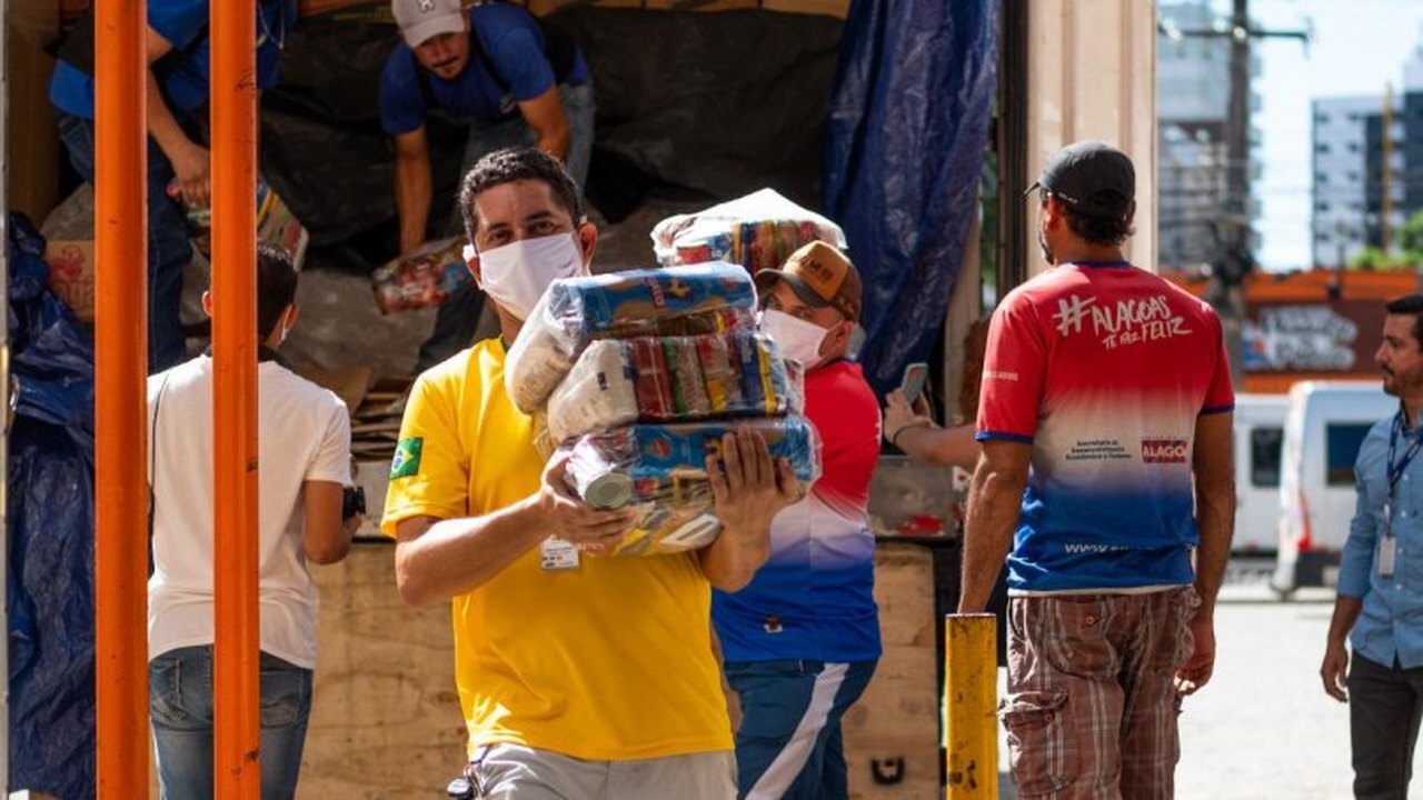 Equatorial doa mais de 10 toneladas de alimentos para ambulantes da capital