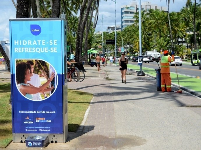 Estações de hidratação refrescam verão de maceioenses e turistas