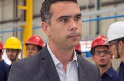 Renan Filho empossa Rafael Brito como titular da Sedetur na segunda