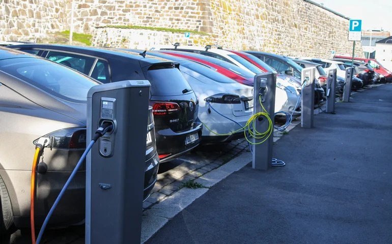 Itália encerra investigação sobre transparência de montadoras em veículos elétricos