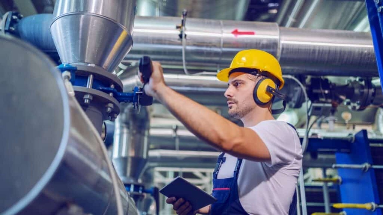 PMI industrial cai a 47,7 pontos em agosto, de 48,2 pontos em julho, diz S&P Global