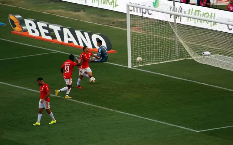 Lucca faz gol de bicicleta e Internacional vence o Caxias no Beira-Rio pelo Gaúcho