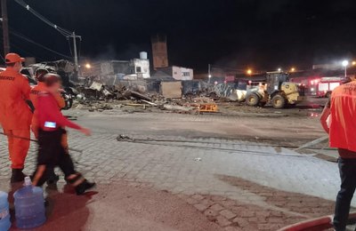 Bombeiros combatem incêndio de grandes proporções que atingiu 50 barracas em Maceió