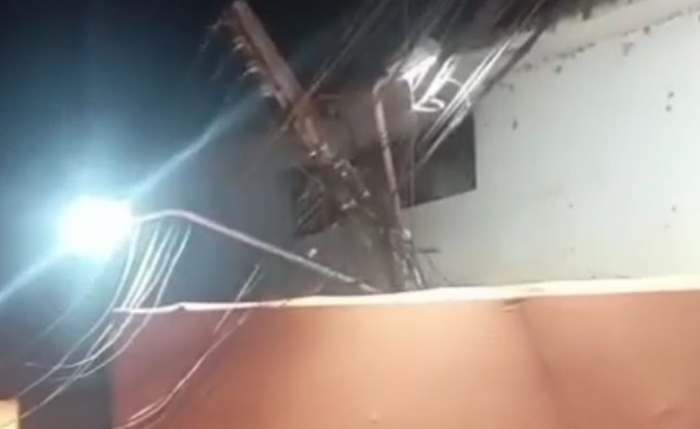 Carreta atinge fiação elétrica e derruba poste em cruzamento no Centro de Arapiraca