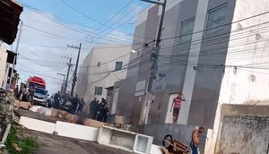 Homem com problemas psiquiátricos ateia fogo em pertences e bloqueia rua na Grande Aracaju / Foto: Foto: Reprodução/Redes Sociais