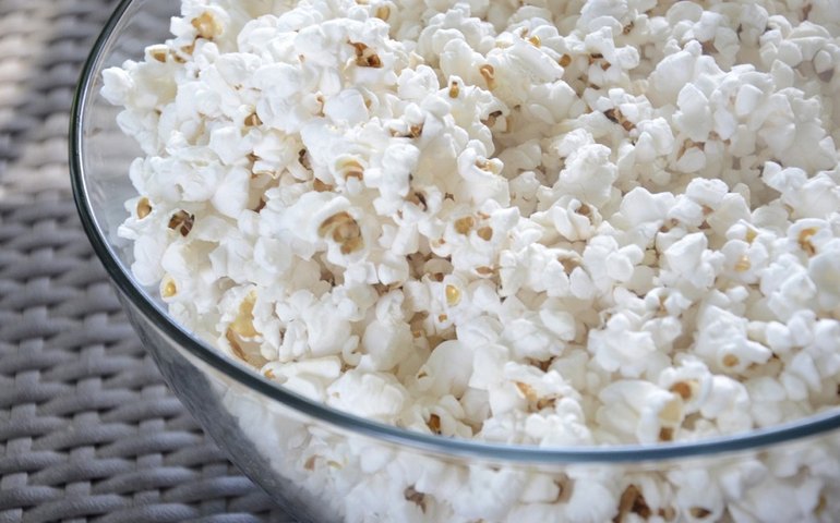 Rede de cinema investe em pipoca para pessoas em quarentena durante pandemia