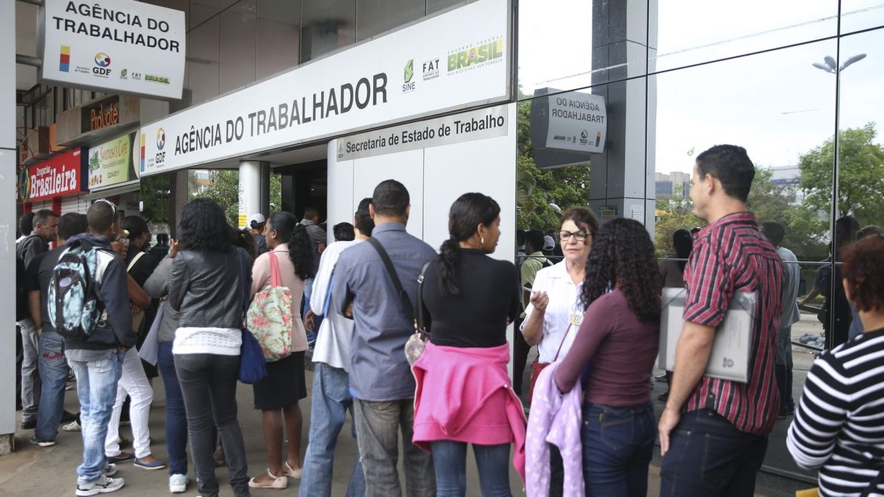 Teto do seguro-desemprego sobe para R$ 2.424,11 após reajuste