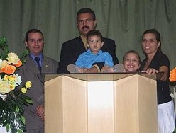Pr. Silvio Vinícius com sua esposa e filha