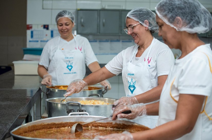 Secretaria de Educação realiza formação com manipuladores de alimentos