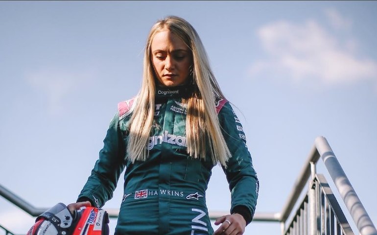 Dublê em filme de James Bond, britânica vira 1ª mulher a testar carro de F-1 em quase 5 anos