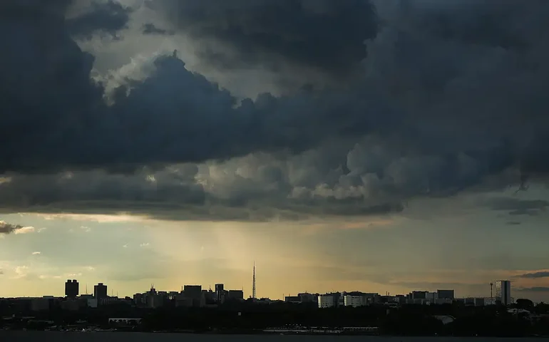 Nuvens de tempestade atingem cidades do Rio Grande do Sul; veja vídeos