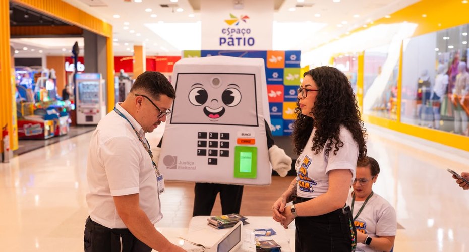 Eleitores de todas as idades participam de treinamento em shopping de Maceió