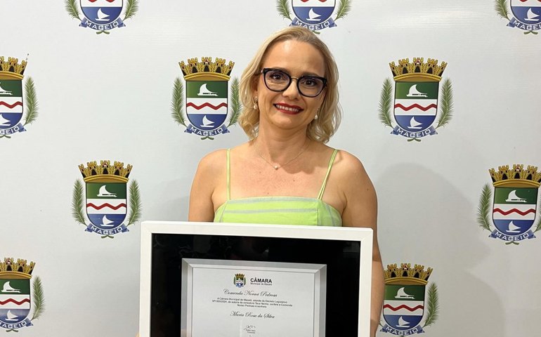Professora da Uncisal recebe comenda em reconhecimento aos serviços prestados na saúde