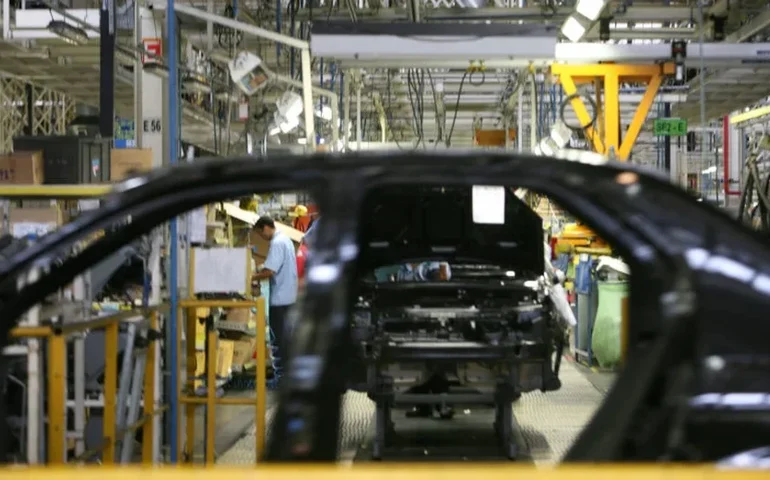 PMI industrial do Brasil avança em outubro, mas mercado de trabalho segue em queda