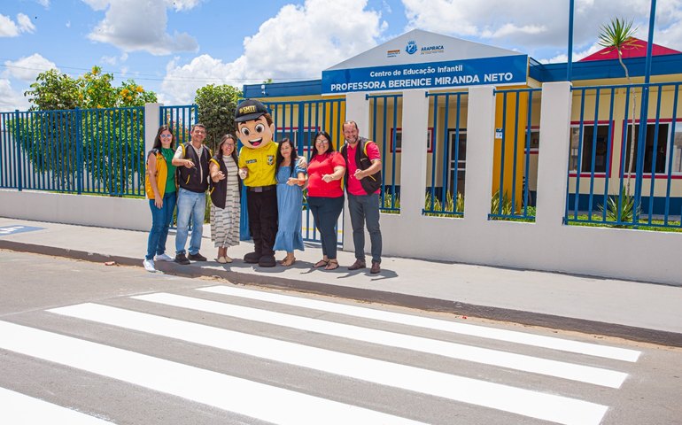 Ações da SMTT beneficiam comunidades escolares com pinturas de faixas de pedestres