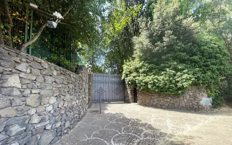 Ladrões tentam invadir mansão de Valentino em Roma