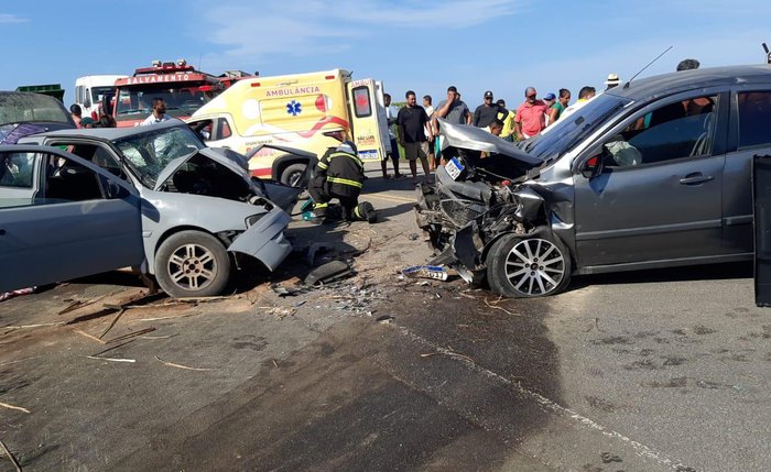 Veículos colidiram e ocupantes ficaram presos às ferragens