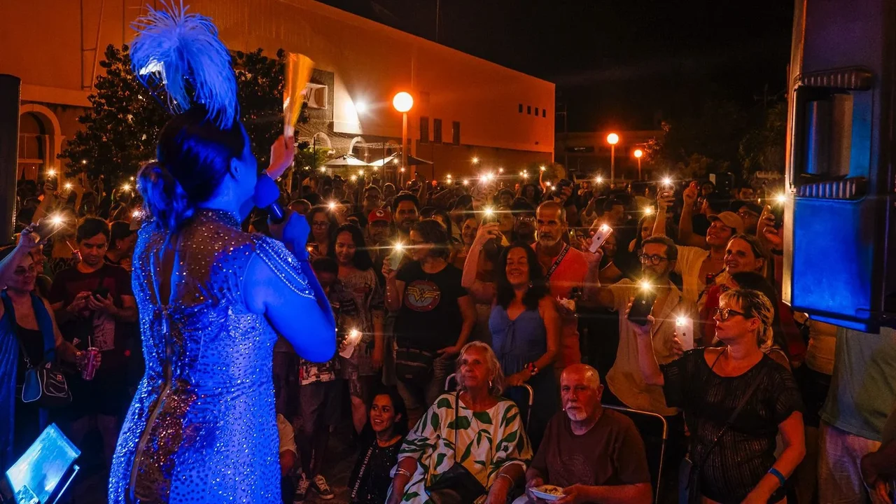 É muita cena: Ivana Iza celebra 30 anos de carreira com festa aberta ao público em frente ao Theatro Homerinho