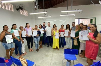 Prefeito George Clemente entrega certificados do curso de modelagem a mulheres miguelenses