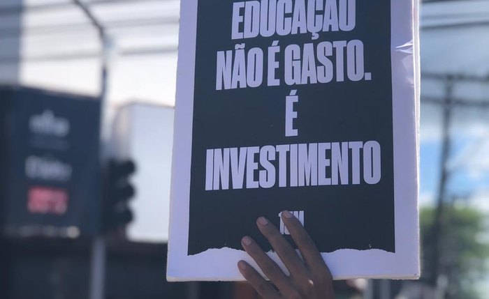 Confira fotos do protesto contra cortes de verbas na educação em Maceió