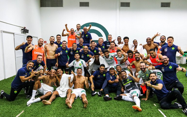 Deyverson marca, Cuiabá derrota o Goiás e respira na luta contra o rebaixamento