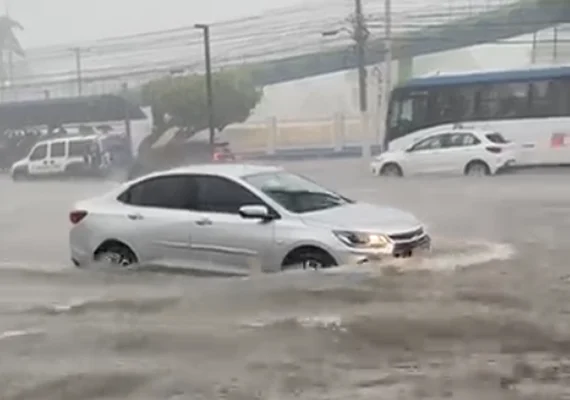 Maceió registra 66mm de chuva em uma hora e enfrenta alagamentos
