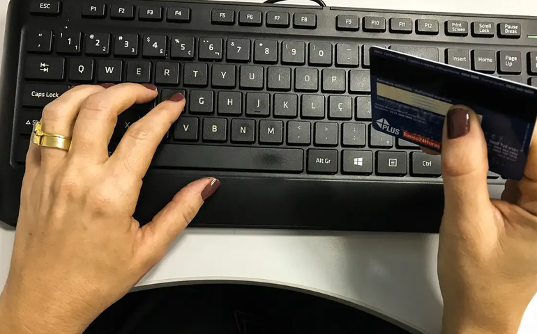 Moradores do Rio priorizam dívidas, mas ampliam compras de Natal com o 13º salário