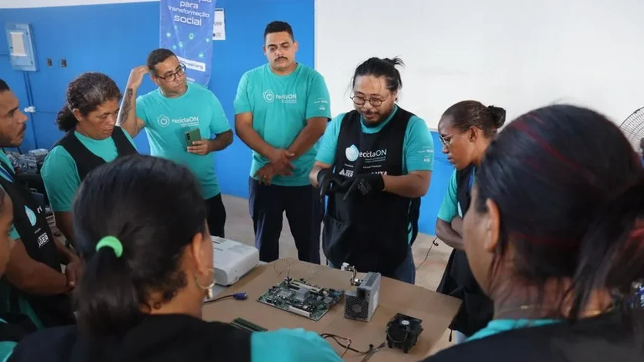 Projeto leva formação em tecnologia e renda a catadores na Ufal