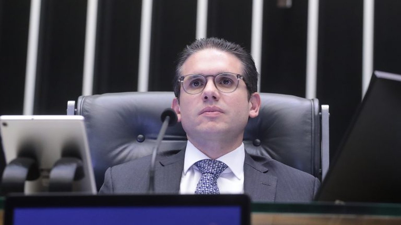 Hugo Motta abre Ordem do Dia e chama à pauta projeto que derruba aumento do IOF