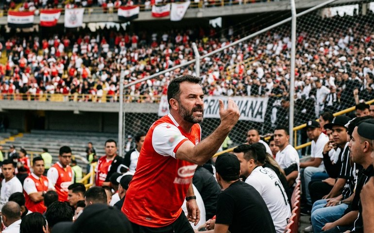Torcedor do Santa Fé é flagrado com gesto racista contra corintianos na Colômbia