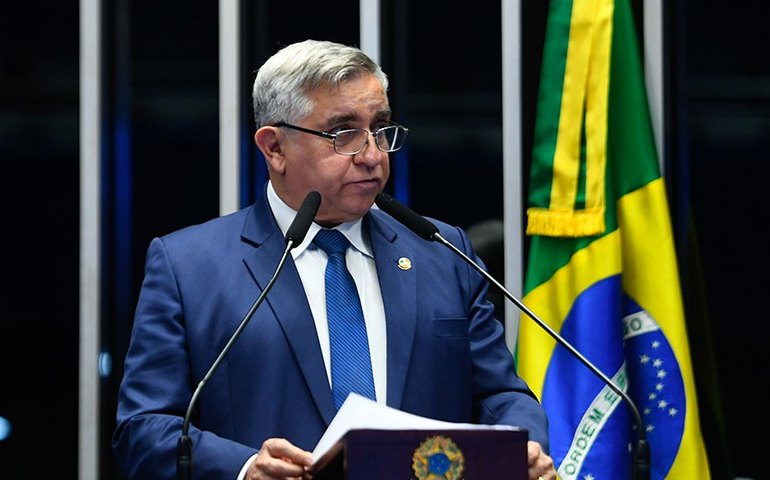 Izalci critica programas sociais e aponta falhas na educação