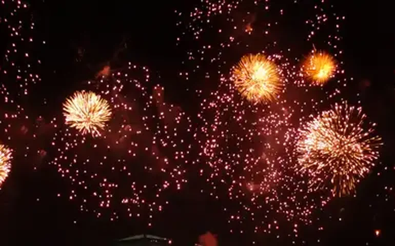 Barcos que lançavam fogos de artifício em festival pegam fogo no Japão