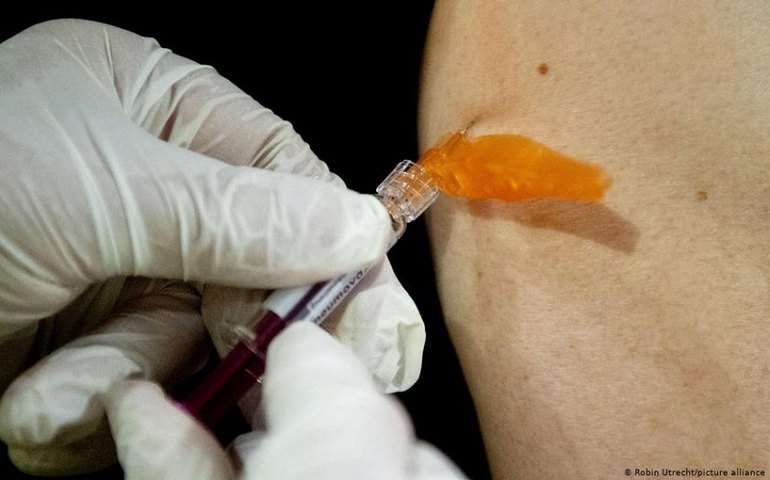 Cardiologista brasileiro espera sua vez na fila da vacina em Londres