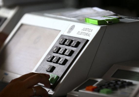 Mais de 156 milhões de brasileiros votam hoje